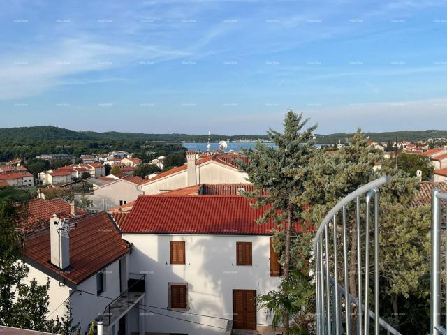 Kuća Prodaja - renovirana kuća na odličnoj lokaciji s dva apartmana i predivnim pogledom , Medulin!