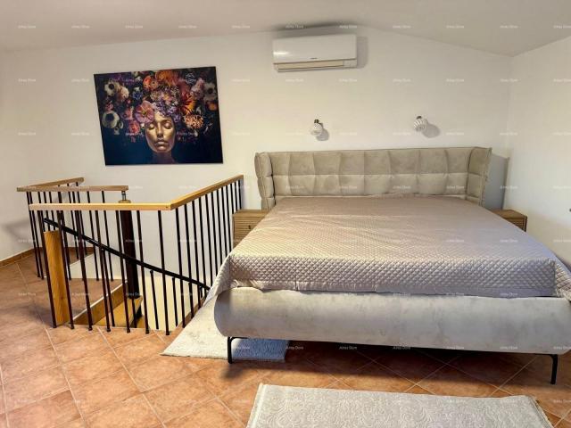 Kuća Prodaja - renovirana kuća na odličnoj lokaciji s dva apartmana i predivnim pogledom , Medulin!