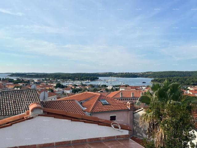 Kuća Prodaja - renovirana kuća na odličnoj lokaciji s dva apartmana i predivnim pogledom , Medulin!