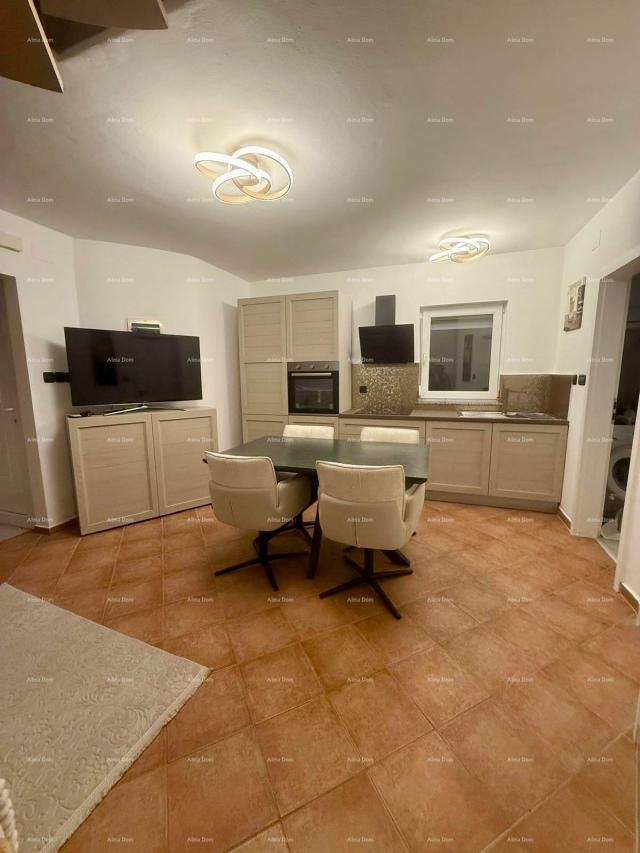 Kuća Prodaja - renovirana kuća na odličnoj lokaciji s dva apartmana i predivnim pogledom , Medulin!