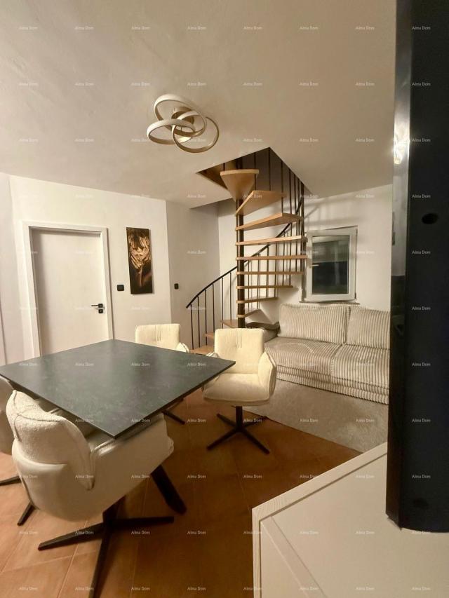 Kuća Prodaja - renovirana kuća na odličnoj lokaciji s dva apartmana i predivnim pogledom , Medulin!