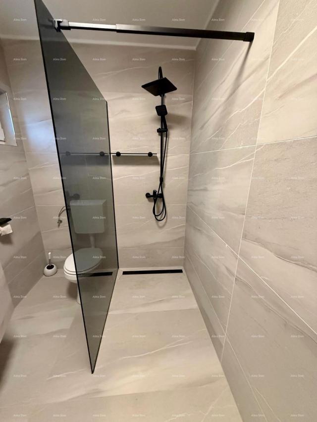 Kuća Prodaja - renovirana kuća na odličnoj lokaciji s dva apartmana i predivnim pogledom , Medulin!
