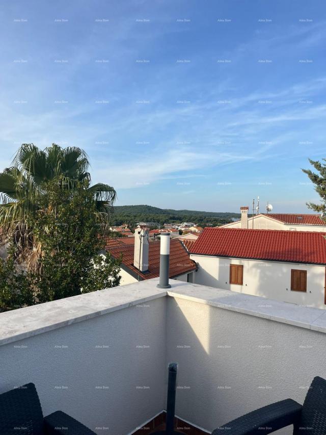 Kuća Prodaja - renovirana kuća na odličnoj lokaciji s dva apartmana i predivnim pogledom , Medulin!