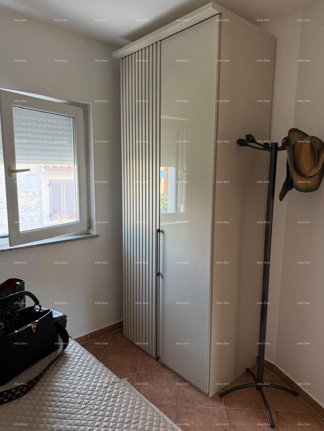 Kuća Prodaja - renovirana kuća na odličnoj lokaciji s dva apartmana i predivnim pogledom , Medulin!