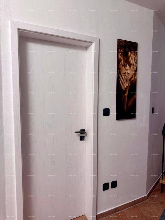 Kuća Prodaja - renovirana kuća na odličnoj lokaciji s dva apartmana i predivnim pogledom , Medulin!
