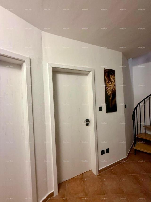 Kuća Prodaja - renovirana kuća na odličnoj lokaciji s dva apartmana i predivnim pogledom , Medulin!