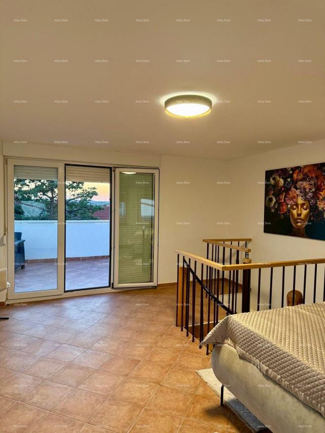 Kuća Prodaja - renovirana kuća na odličnoj lokaciji s dva apartmana i predivnim pogledom , Medulin!