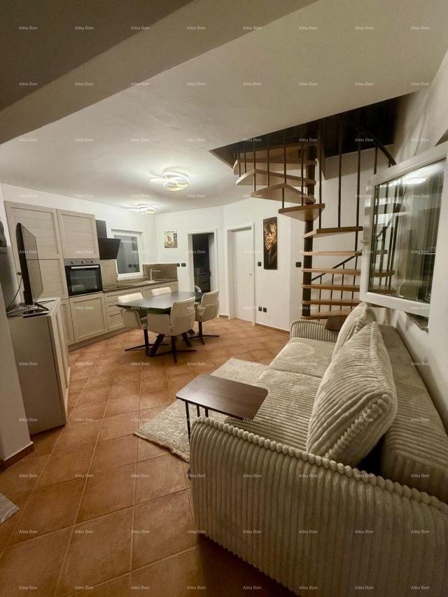 Kuća Prodaja - renovirana kuća na odličnoj lokaciji s dva apartmana i predivnim pogledom , Medulin!