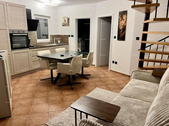 Kuća Prodaja - renovirana kuća na odličnoj lokaciji s dva apartmana i predivnim pogledom , Medulin!