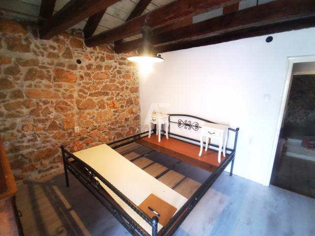 Vrbnik, dvojna kuća za djelomičnu adaptaciju! ID 598