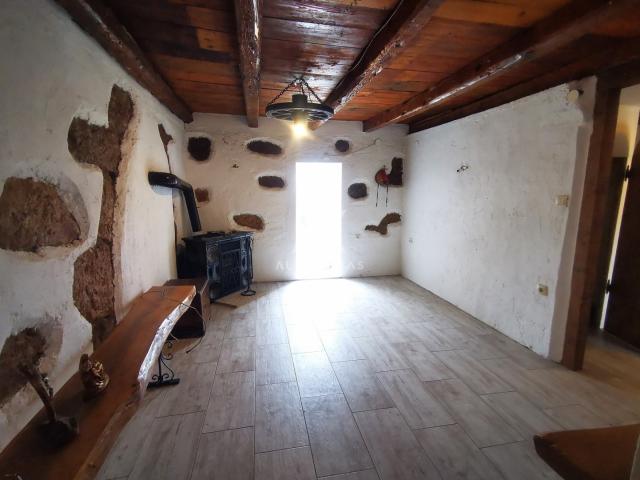 Vrbnik, dvojna kuća za djelomičnu adaptaciju! ID 598