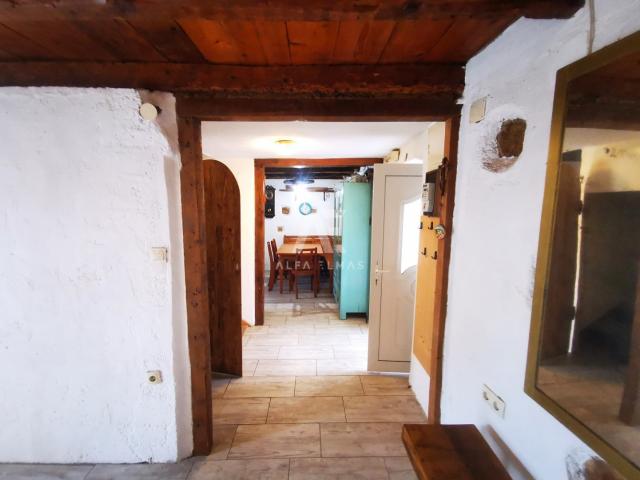 Vrbnik, dvojna kuća za djelomičnu adaptaciju! ID 598