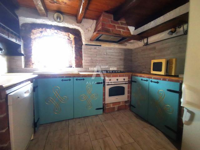Vrbnik, dvojna kuća za djelomičnu adaptaciju! ID 598