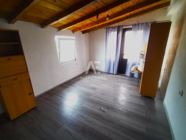 Vrbnik, dvojna kuća za djelomičnu adaptaciju! ID 598