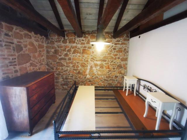 Vrbnik, dvojna kuća za djelomičnu adaptaciju! ID 598