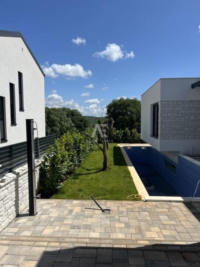 Luksuzna vila s bazenom na mirnoj lokaciji u okolici Rovinja - ID 240