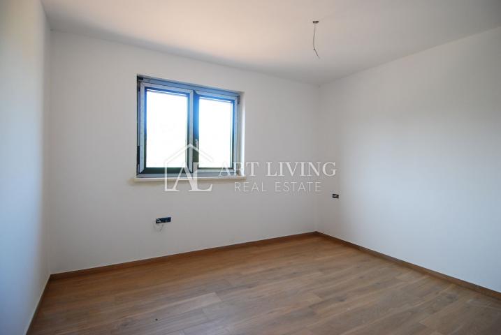 Poreč - surroundings, apartment in a new building on the first floor surrounded by nature