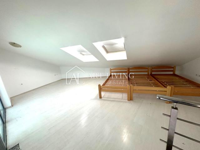 Umag, surroundings - a beautiful apartment with a gallery only 300 meters from the sea