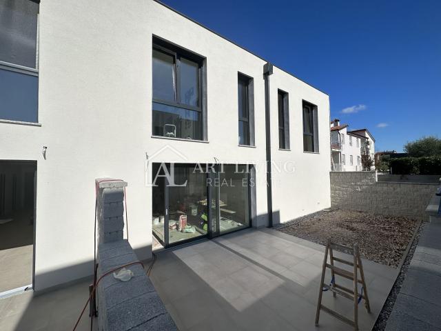 Istra, Novigrad -  Kuća u nizu na TOP lokaciji - NOVOGRADNJA
