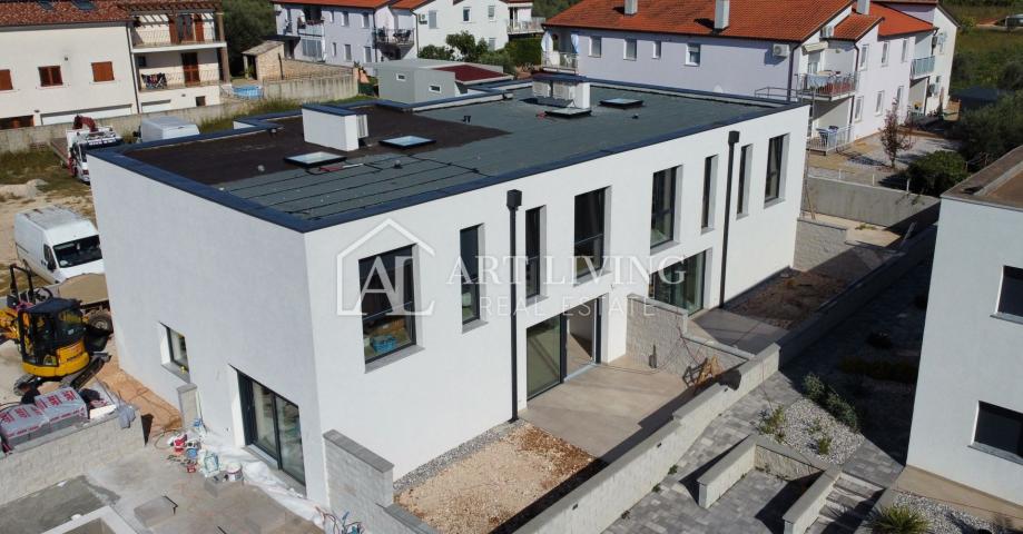 Istra, Novigrad -  Kuća u nizu na TOP lokaciji - NOVOGRADNJA