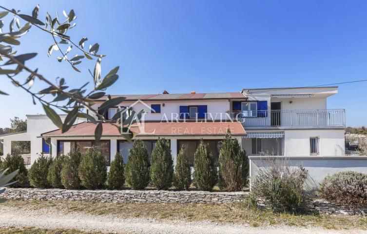 Istra, Labin, okolica - samostojeća kuća sa 3 stana na mirnoj lokaciji, 2 km od mora