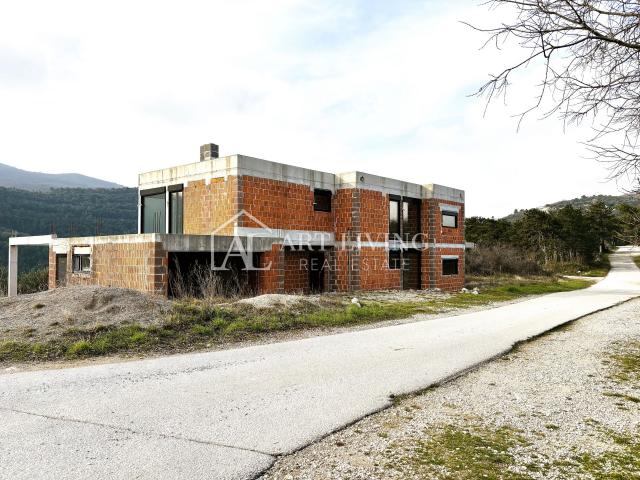 Istrien, Labin, Umgebung – attraktive Villa in der Roh-Bau Phase in perfekter Lage, 80 m vom Meer en
