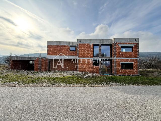 Istrien, Labin, Umgebung – attraktive Villa in der Roh-Bau Phase in perfekter Lage, 80 m vom Meer en