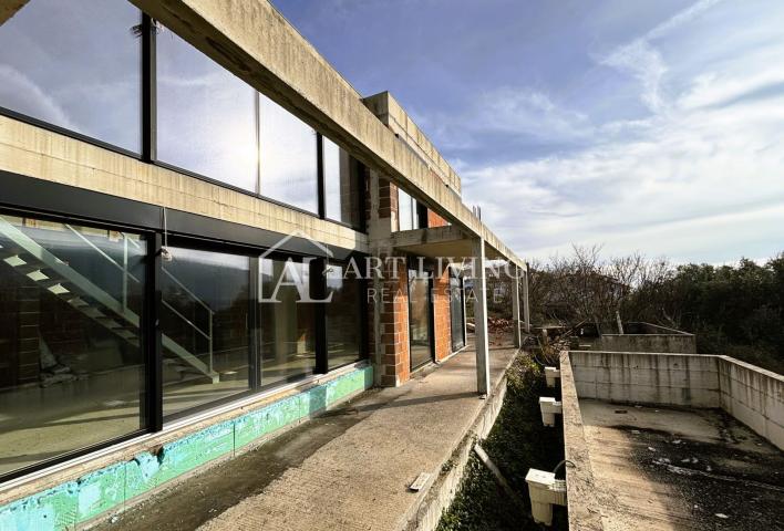 Istrien, Labin, Umgebung – attraktive Villa in der Roh-Bau Phase in perfekter Lage, 80 m vom Meer en