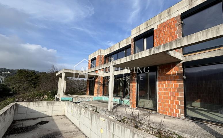 Istrien, Labin, Umgebung – attraktive Villa in der Roh-Bau Phase in perfekter Lage, 80 m vom Meer en