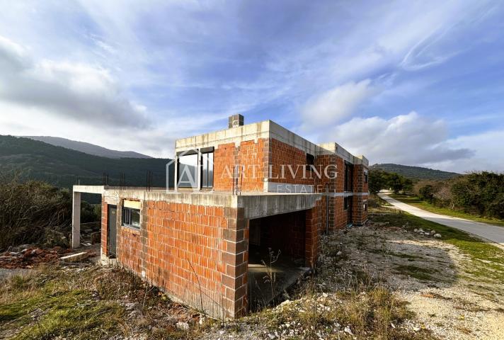 Istrien, Labin, Umgebung – attraktive Villa in der Roh-Bau Phase in perfekter Lage, 80 m vom Meer en