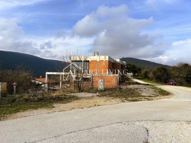 Istrien, Labin, Umgebung – attraktive Villa in der Roh-Bau Phase in perfekter Lage, 80 m vom Meer en