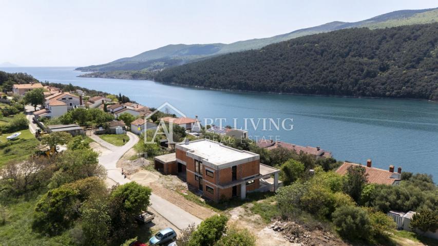 Istrien, Labin, Umgebung – attraktive Villa in der Roh-Bau Phase in perfekter Lage, 80 m vom Meer en
