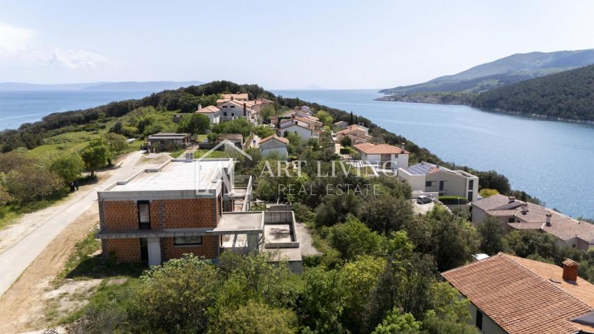 Istrien, Labin, Umgebung – attraktive Villa in der Roh-Bau Phase in perfekter Lage, 80 m vom Meer en