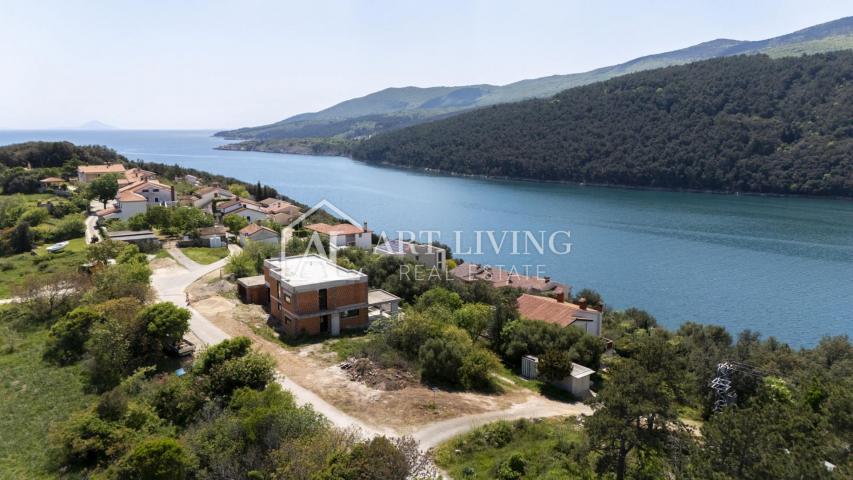 Istrien, Labin, Umgebung – attraktive Villa in der Roh-Bau Phase in perfekter Lage, 80 m vom Meer en