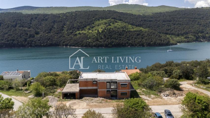 Istrien, Labin, Umgebung – attraktive Villa in der Roh-Bau Phase in perfekter Lage, 80 m vom Meer en