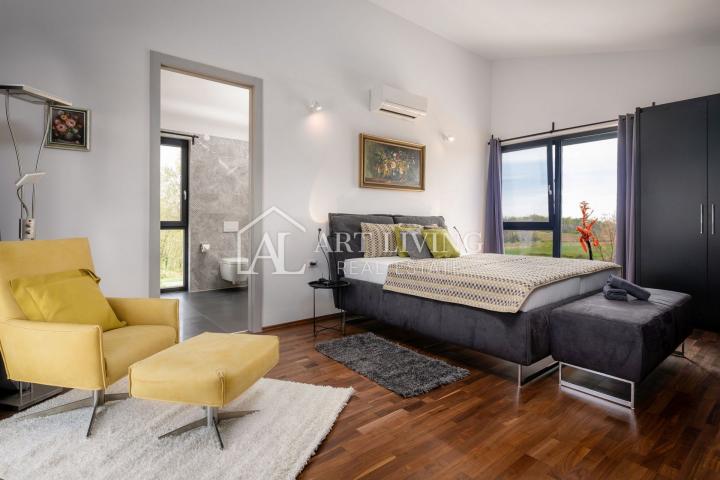 Istrien, Poreč, Umgebung – luxuriöse freistehende moderne Villa mit Swimmingpool