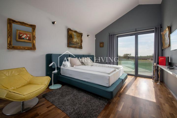 Istrien, Poreč, Umgebung – luxuriöse freistehende moderne Villa mit Swimmingpool