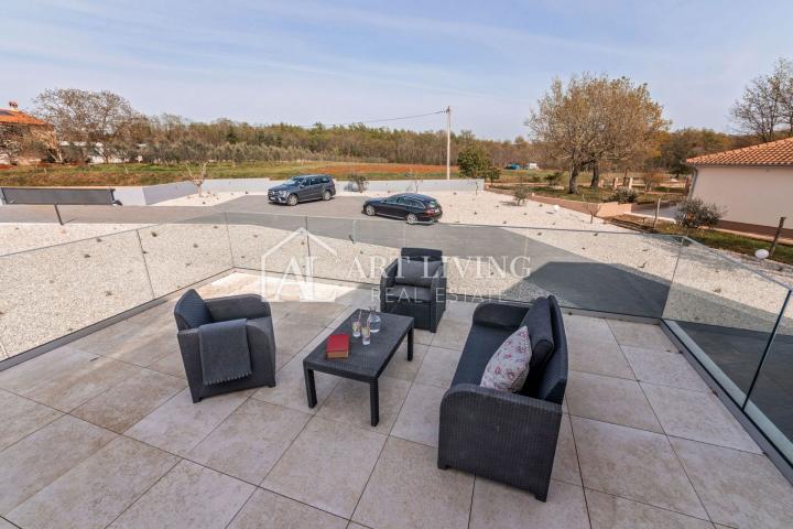 Istrien, Poreč, Umgebung – luxuriöse freistehende moderne Villa mit Swimmingpool