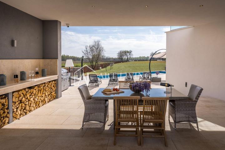 Istrien, Poreč, Umgebung – luxuriöse freistehende moderne Villa mit Swimmingpool