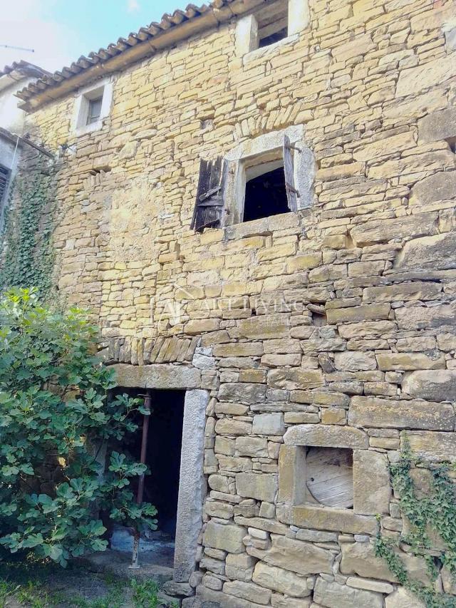 Buzet, okolica - autohtona kamena kuća za renovaciju-PRILIKA!