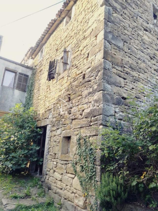 Buzet, okolica - autohtona kamena kuća za renovaciju-PRILIKA!
