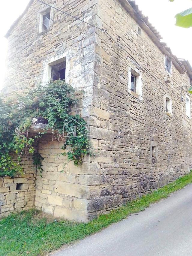 Buzet, okolica - autohtona kamena kuća za renovaciju-PRILIKA!