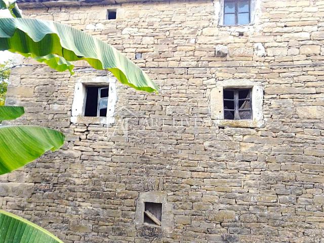 Buzet, okolica - autohtona kamena kuća za renovaciju-PRILIKA!