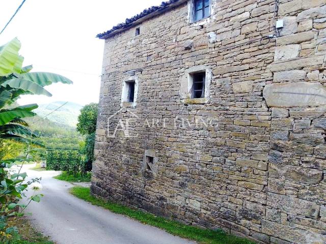 Buzet, okolica - autohtona kamena kuća za renovaciju-PRILIKA!