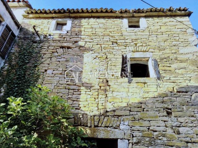 Buzet, okolica - autohtona kamena kuća za renovaciju-PRILIKA!