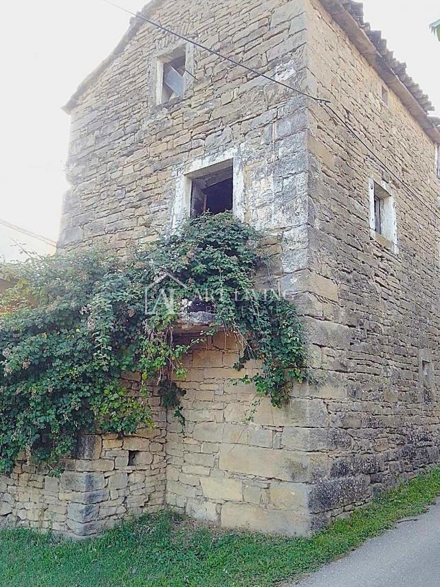 Buzet, okolica - autohtona kamena kuća za renovaciju-PRILIKA!