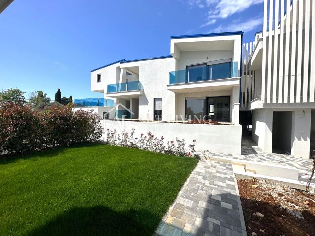 Umag, okolica - atraktivan stan u novogradnji, 300 m od mora - TOP lokacija