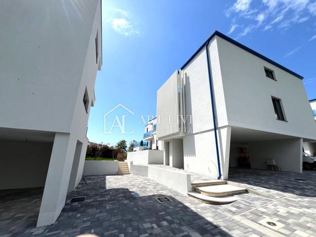 Umag, okolica - atraktivan stan u novogradnji, 300 m od mora - TOP lokacija