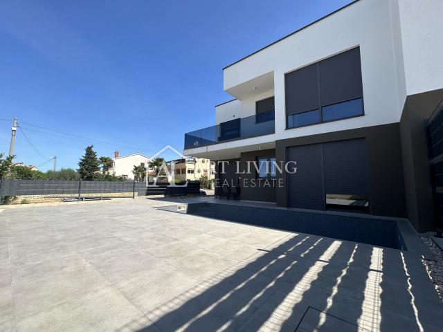 Poreč, okolica - Luksuzan stan 93,32 m2 s vlastitim bazenom