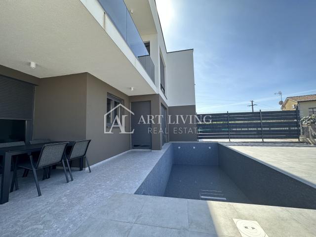 Poreč, okolica - Luksuzan stan 93,32 m2 s vlastitim bazenom